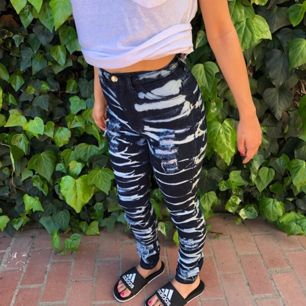 🐰 Aphrodite High Waist Acid Wash Distressed Jeans
